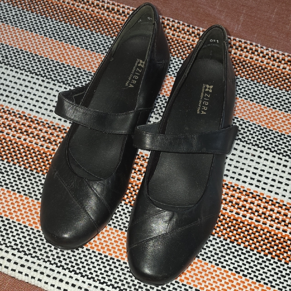 Ziera Women's Black Mary Jane Flats